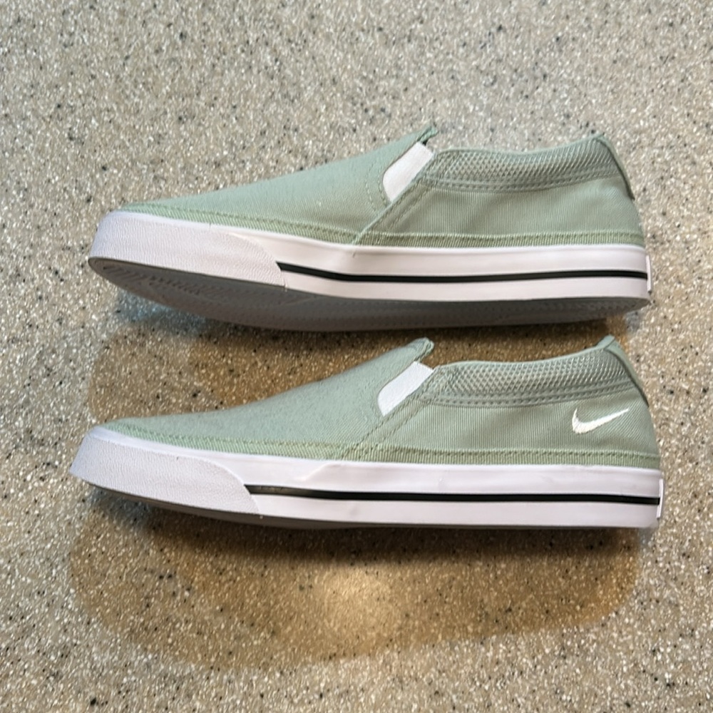 NWOB Nike slip on sneakers Size 7.5M. - Picture 5 of 9